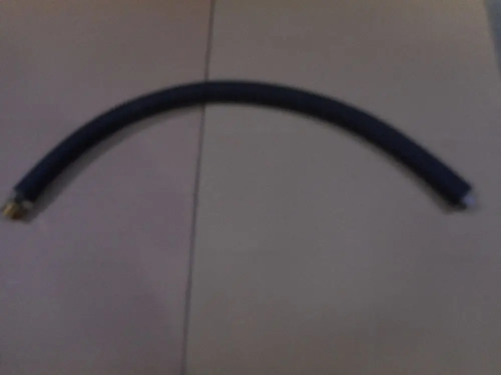 Flexibler Schlauch in dunkler Farbe mit Messing- und Silberanschlüssen, geeignet für Anwendungen, möglicherweise von der Marke Remeha.